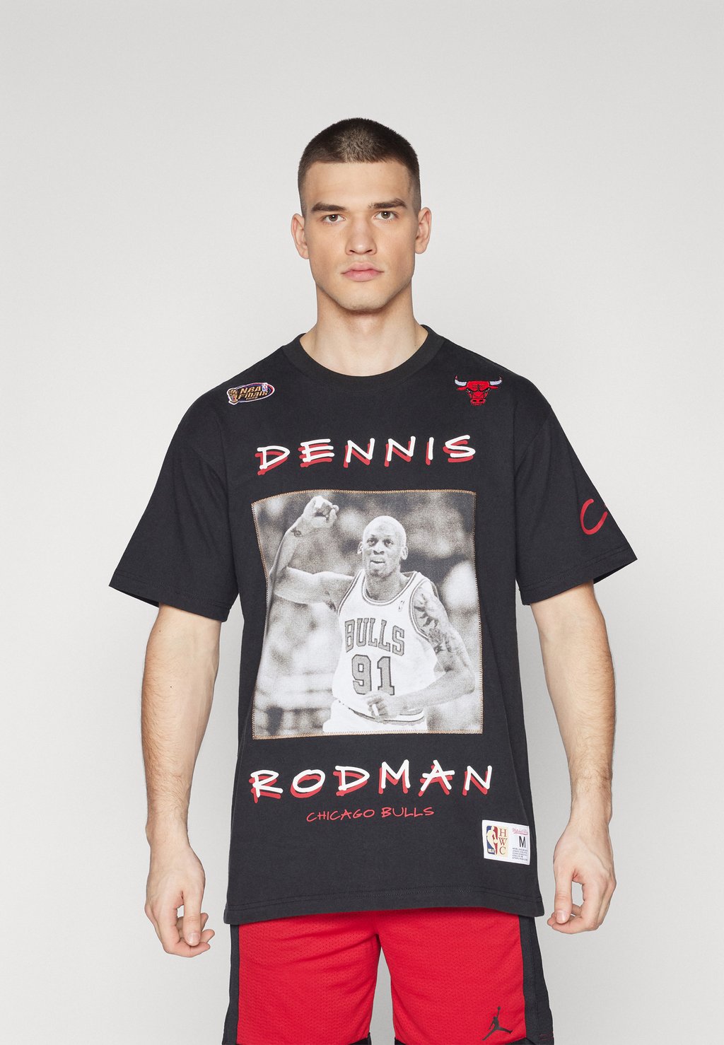 

Футболка с символикой NBA CHICAGO BULLS HEAVYWEIGHT PREMIUM PLAYER TEE VINTAGE LOGO DENNIS RODMAN Mitchell & Ness, цвет black