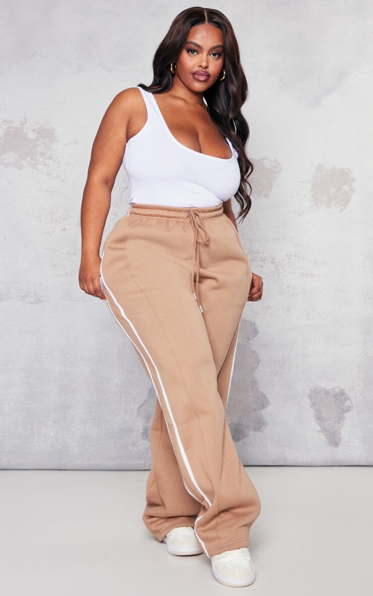 

PrettyLittleThing Прямые джоггеры Plus с двусторонней полоской мокко