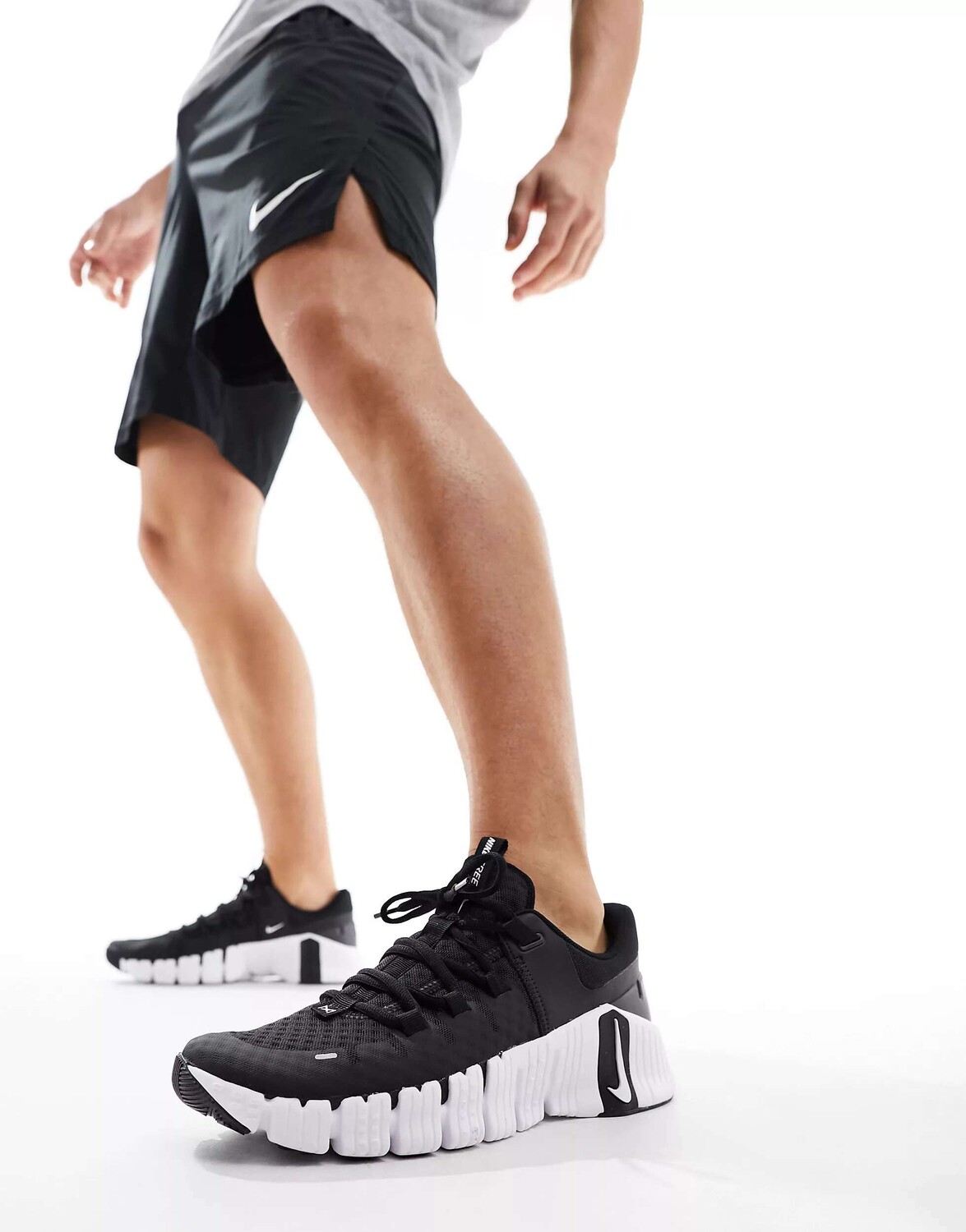 

Черно-белые кроссовки Nike Free Metcon 5