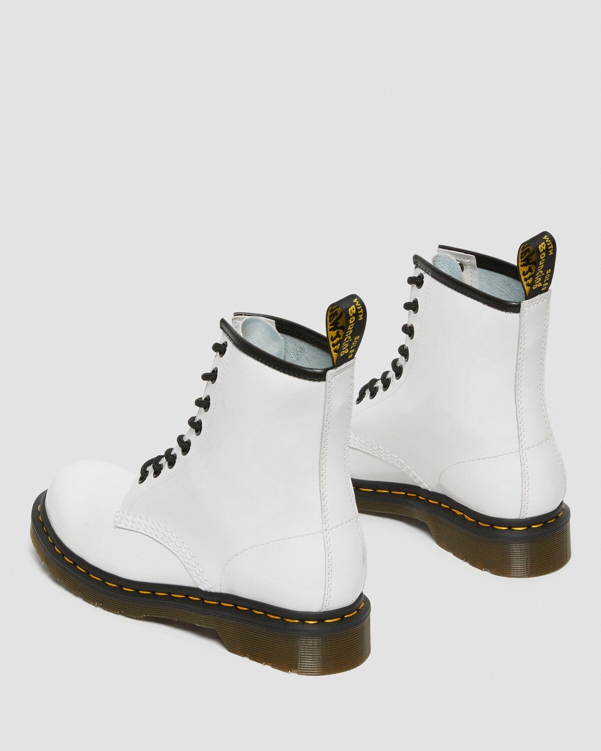 цена 1460 Женские лакированные ботинки на шнуровке Dr. Martens