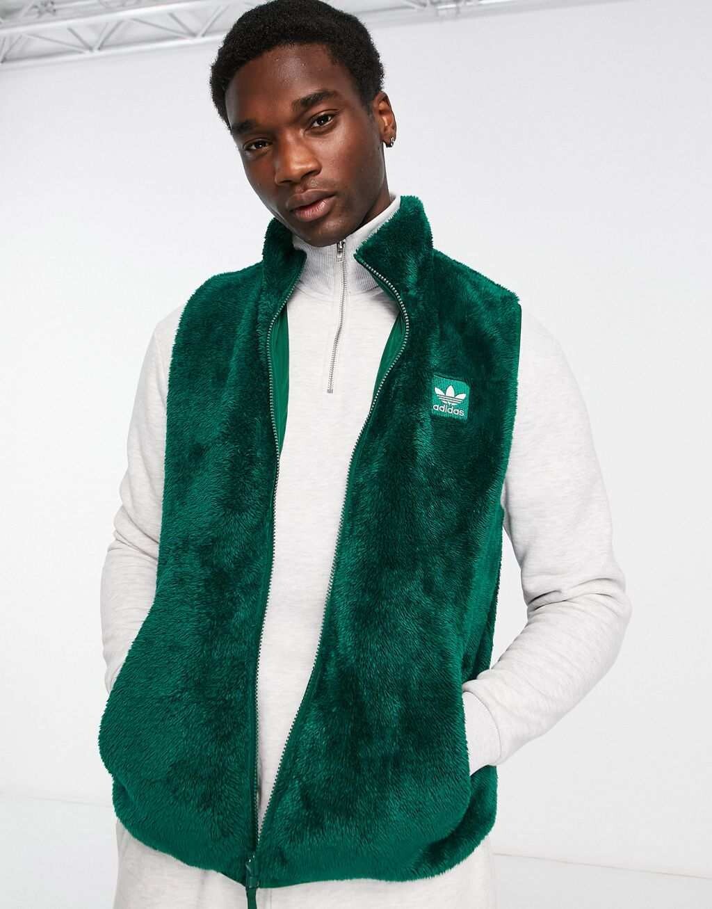 

Темно-зеленый пышный жилет с молнией и молнией adidas Originals Essentials+