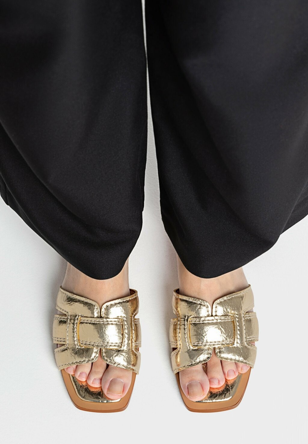 

Тапочки Flat Strappy Stradivarius, золото