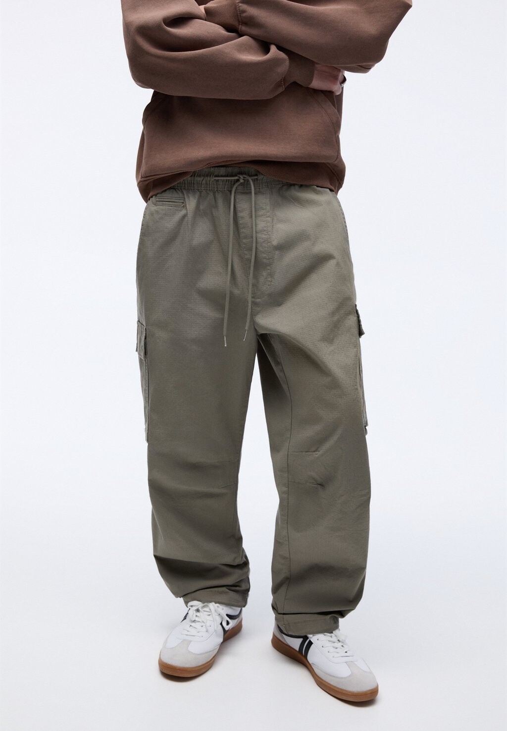 

Брюки карго With An Elasticated Waistband PULL&BEAR, хаки