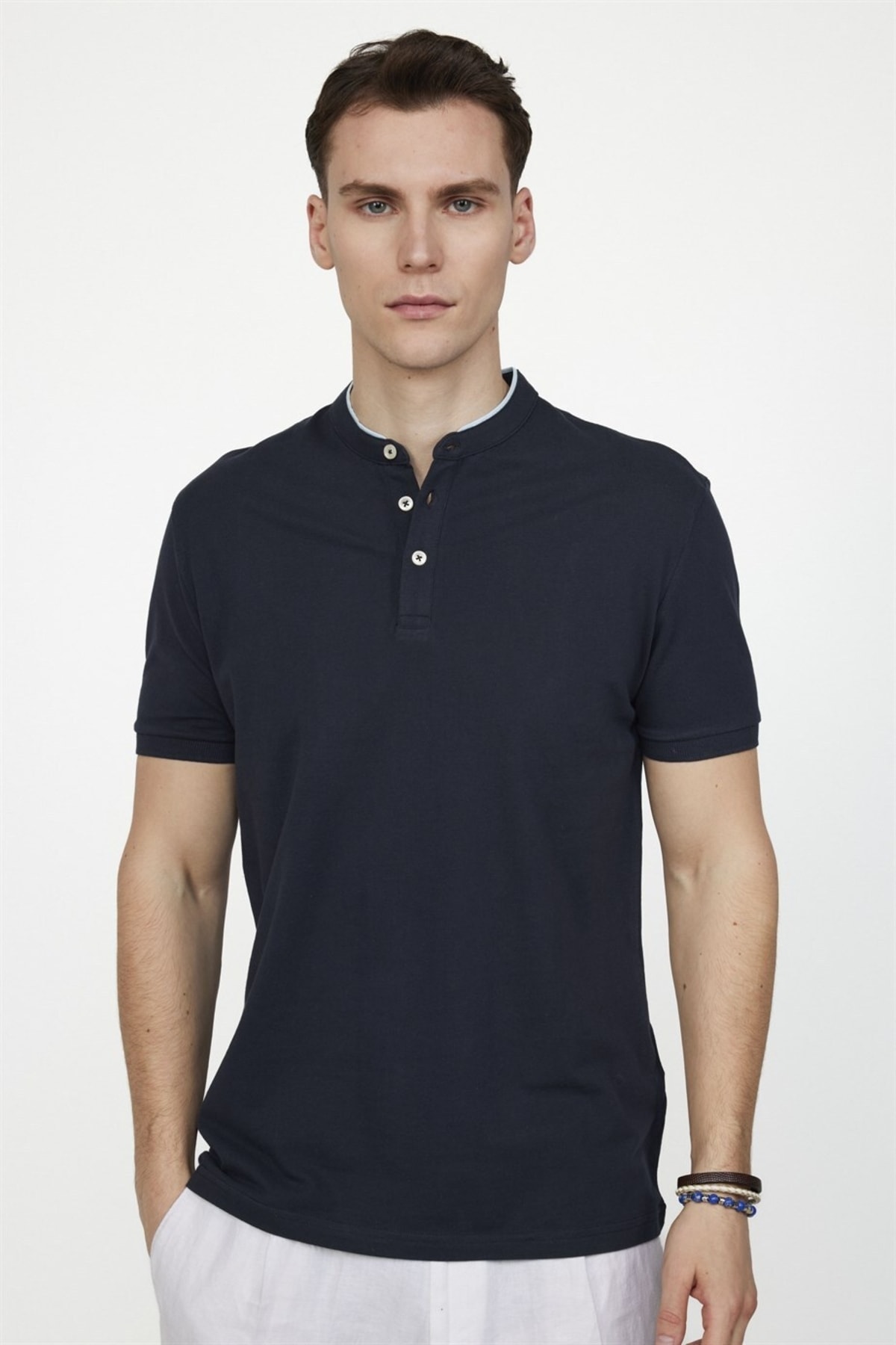 Мужская приталенная футболка из хлопка пике с воротником-судьей темно-синего цвета Tudors, темно-синий