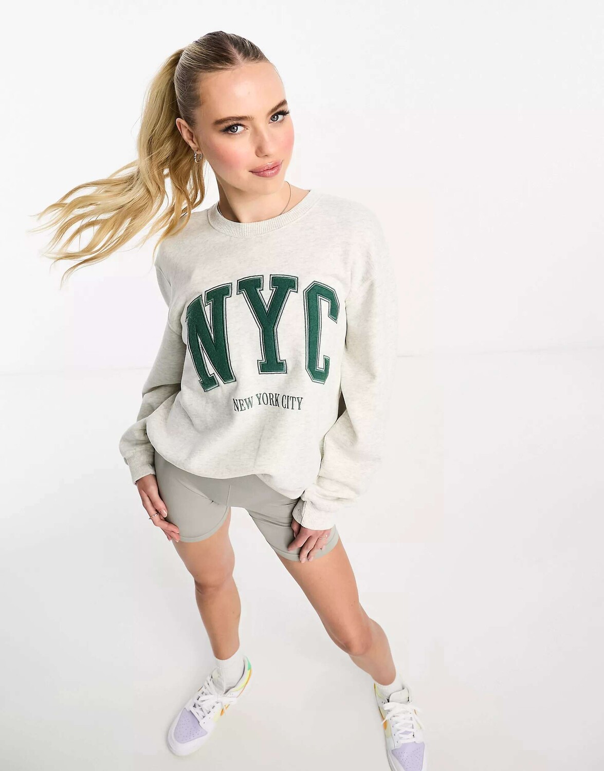 

Серый свитшот Hollister с круглым вырезом NYC