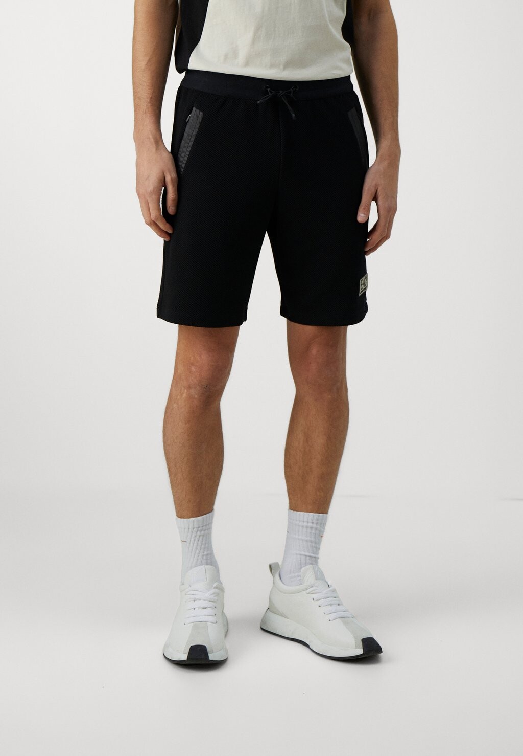 

Шорты EA7 Emporio Armani, черный
