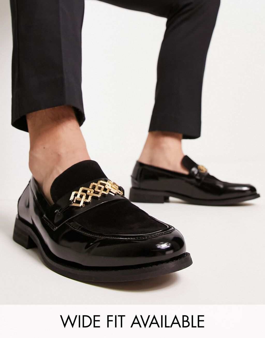 

Черные лоферы из искусственной кожи ASOS DESIGN с контрастной союзкой и брошью
