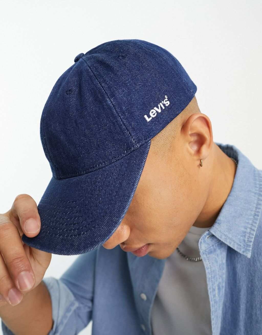 

Темно-синяя кепка Levi's с логотипом сбоку.