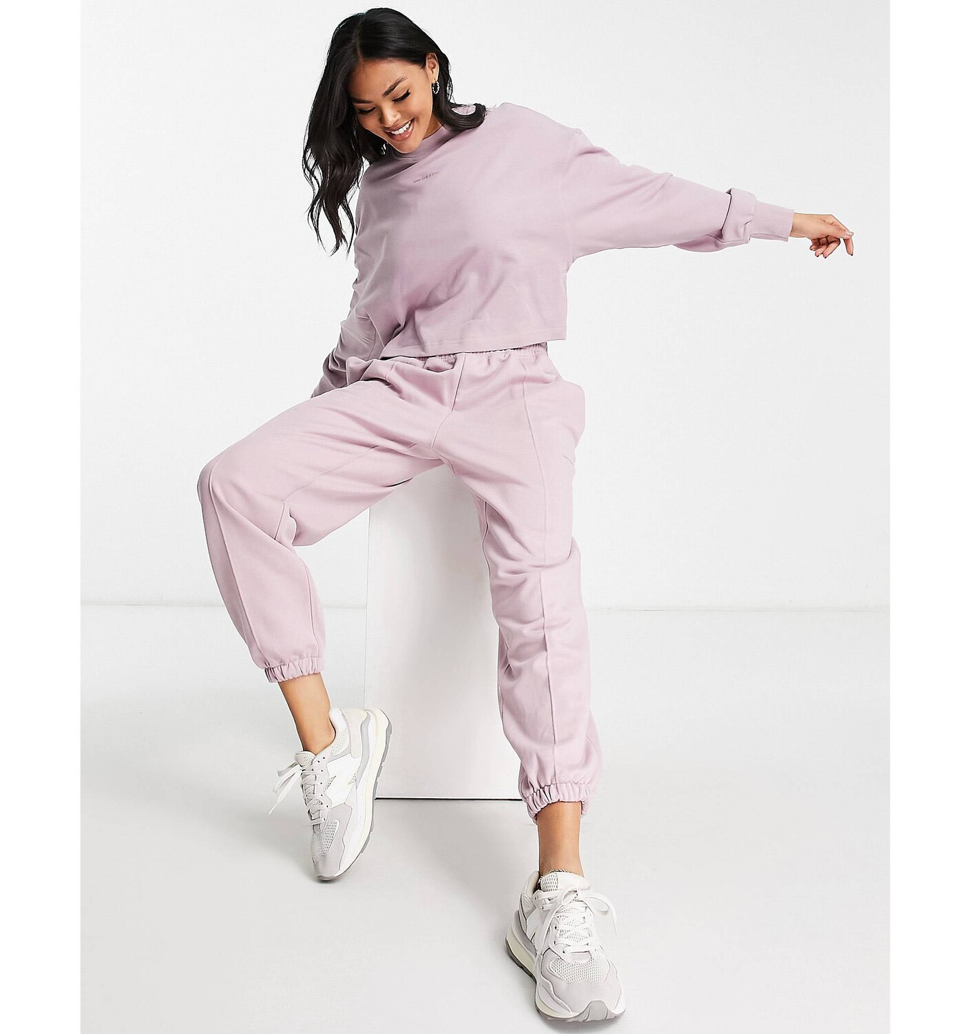 

Сиреневые джоггеры New Balance с логотипом
