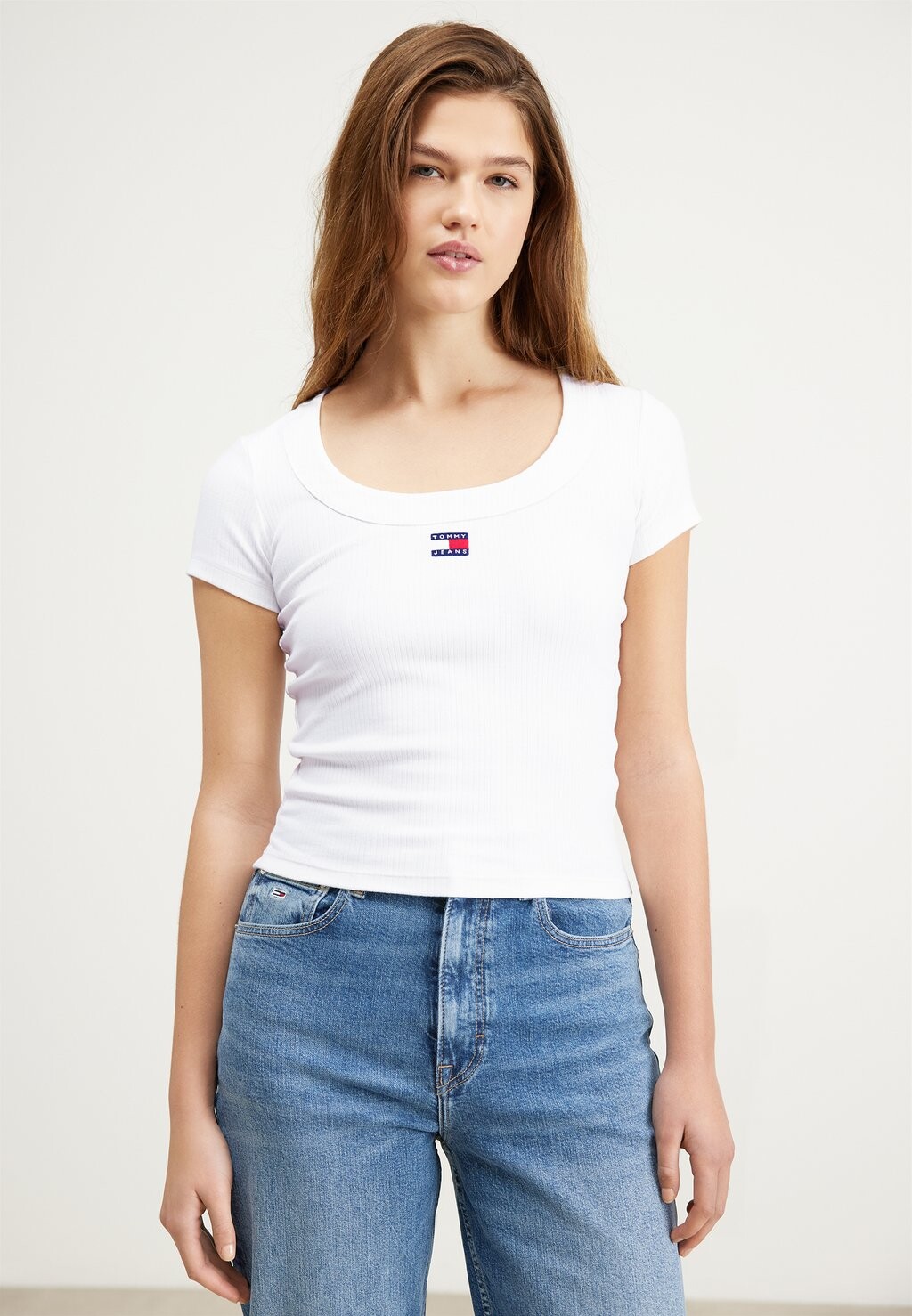 

Базовая футболка Tommy Jeans SLIM BADGE TEE, белый