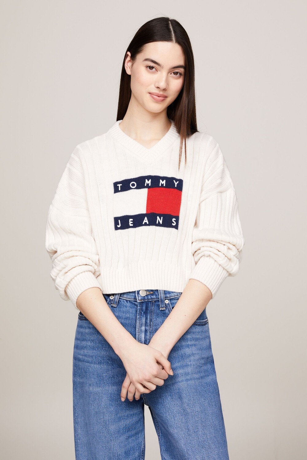 

Свитер с V-образным вырезом и флажком по центру Tommy Jeans, белый