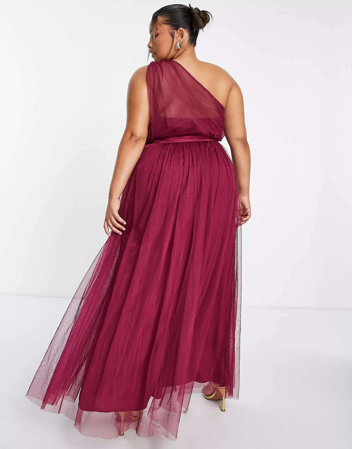 

Платье макси на одно плечо из тюля Anaya With Love Plus Bridesmaid красно-сливового цвета Anaya