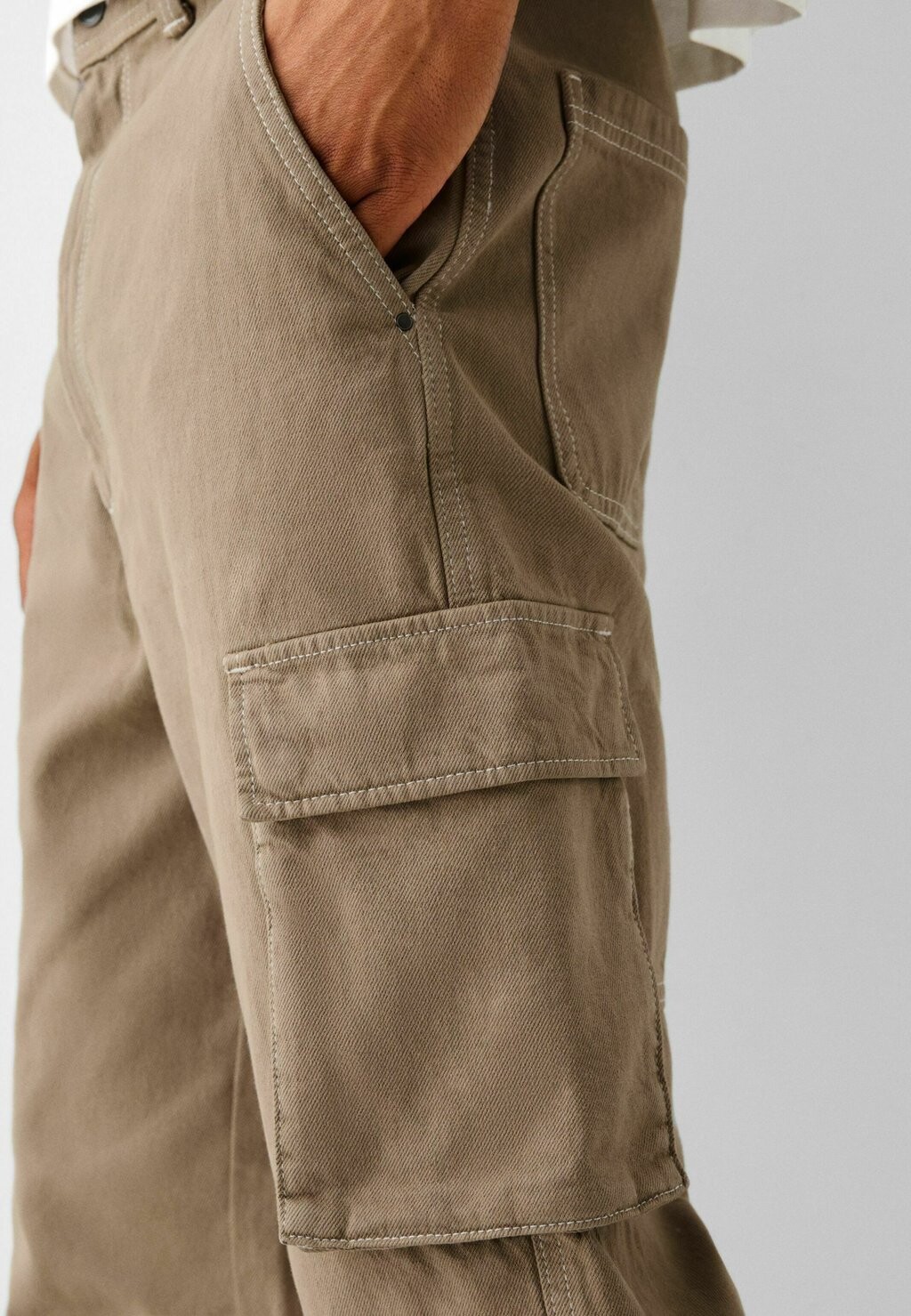 

Брюки-карго Bershka, коричневый