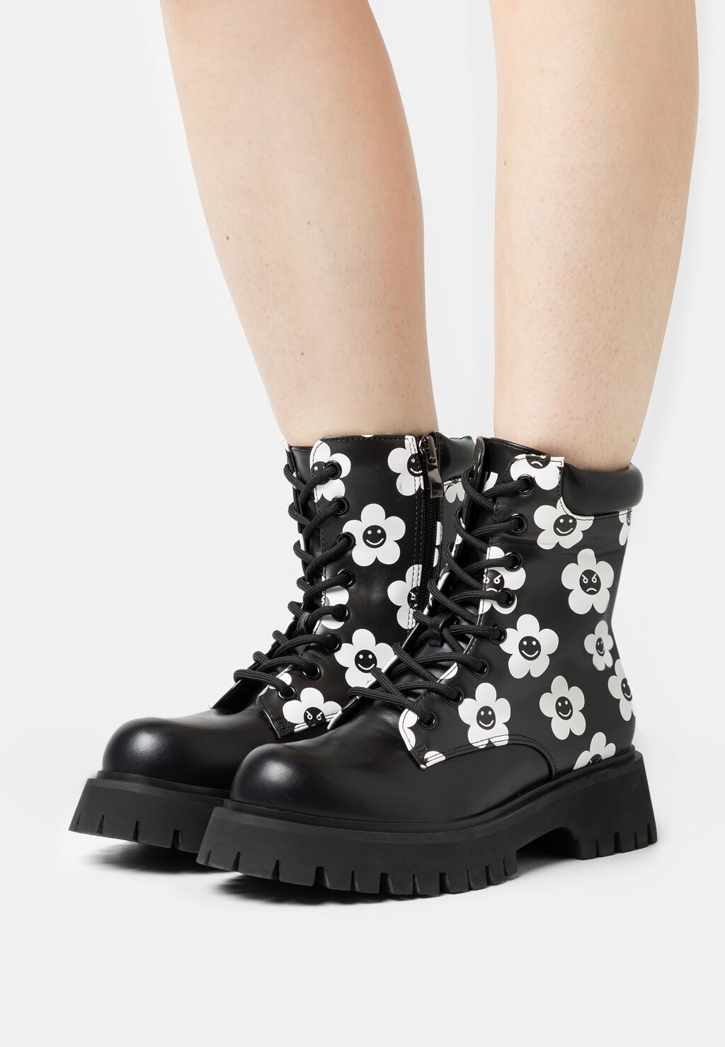 

Ботильоны на шнуровке Koi Footwear, черный