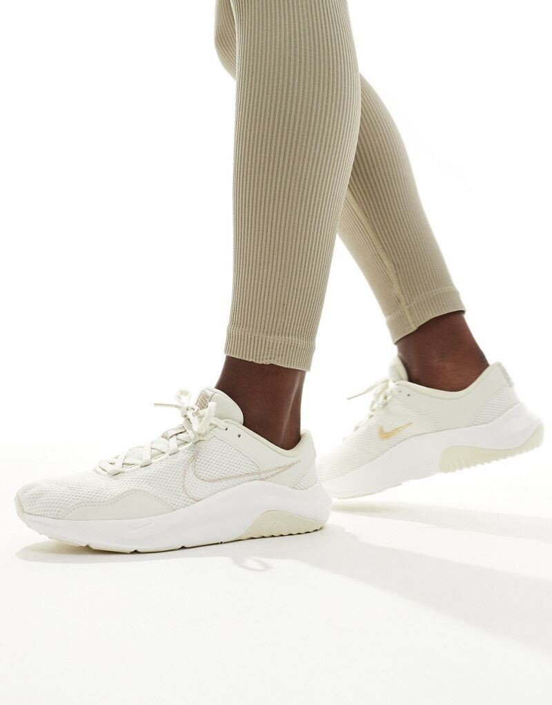 

Nike - Legend Essential 3 NN - кроссовки кремового цвета