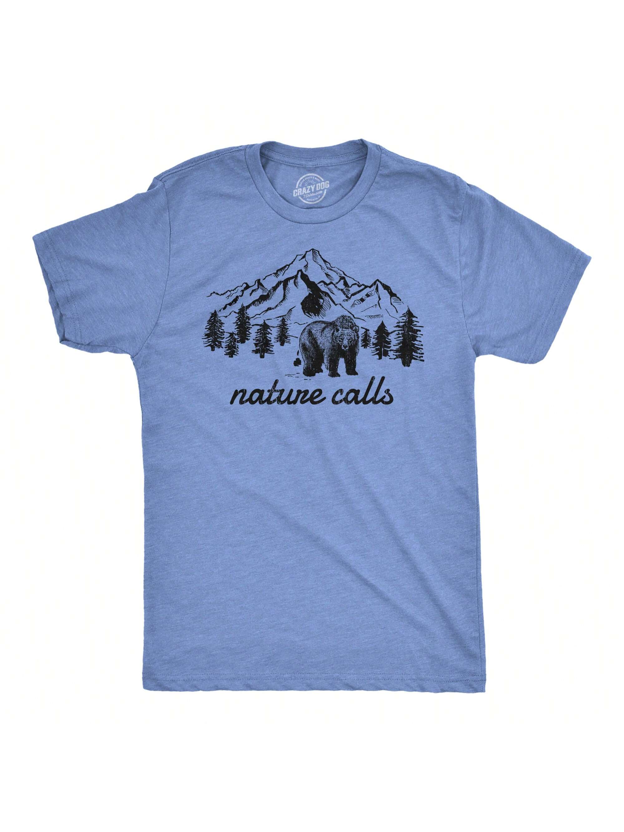 Мужская футболка «Nature Calls» с забавной саркастической надписью «Медведь какает», светло-голубой вереск - природа