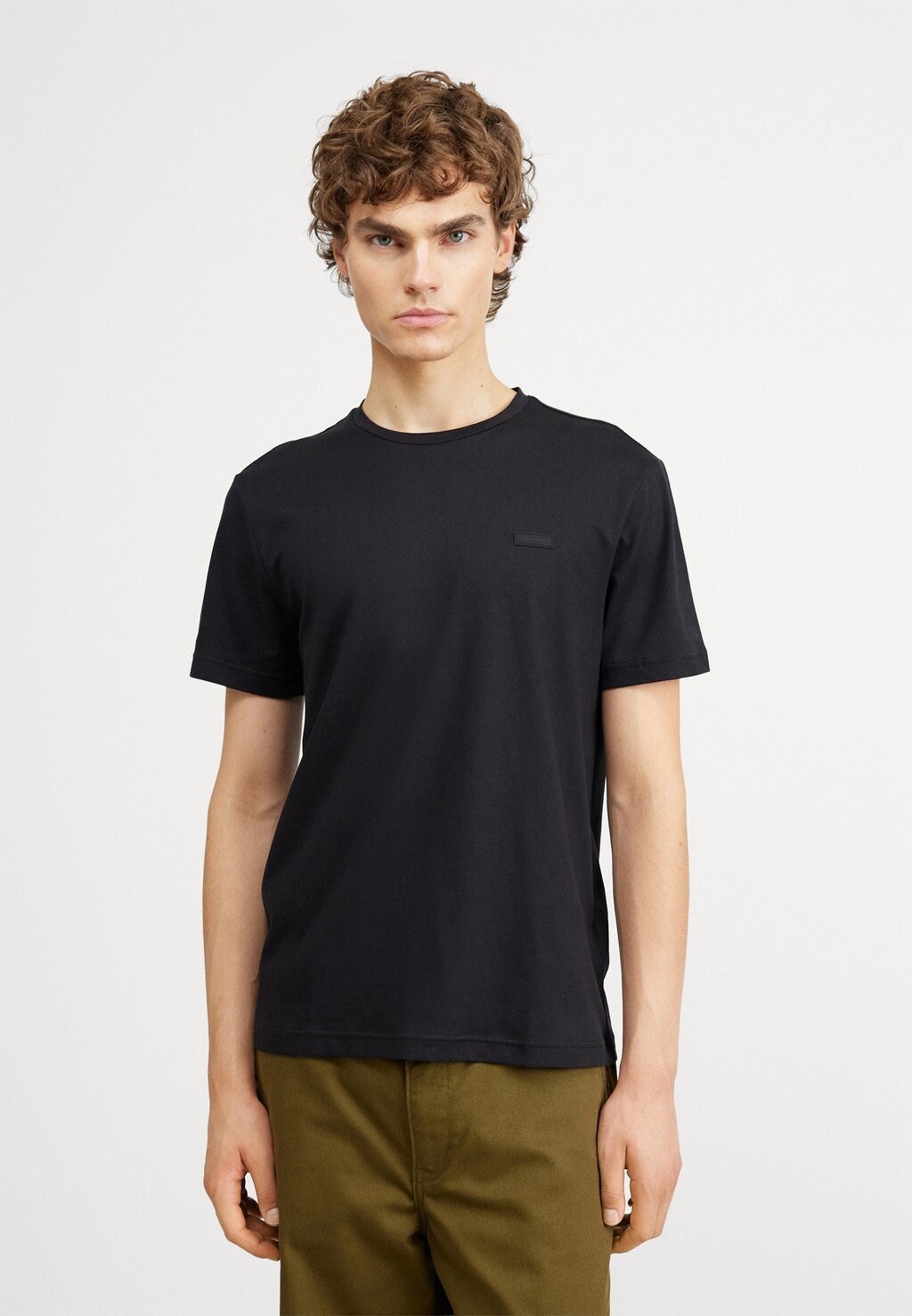 

Базовая футболка Calvin Klein, черный