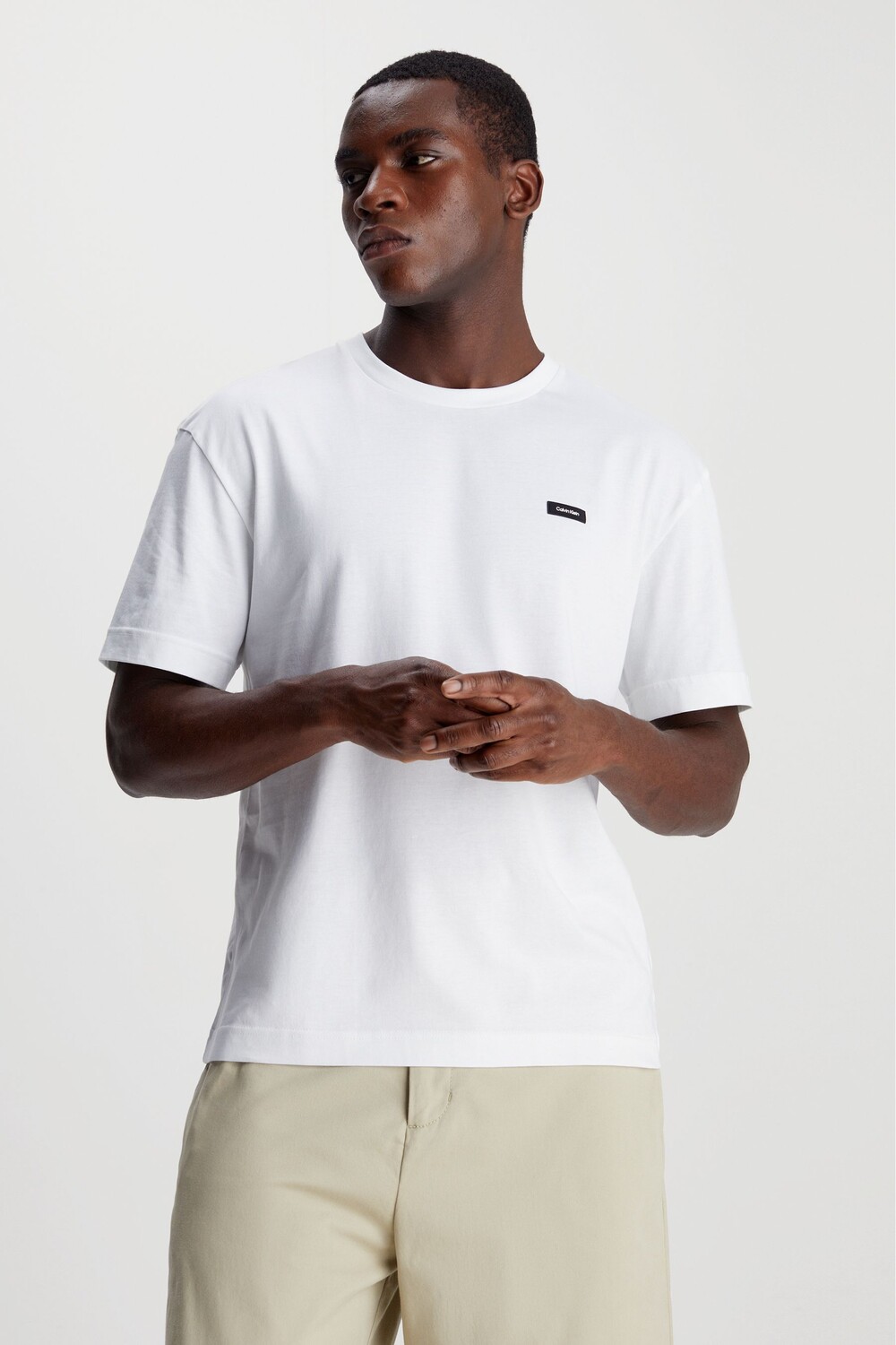 

Логотип на футболке Calvin Klein, белый
