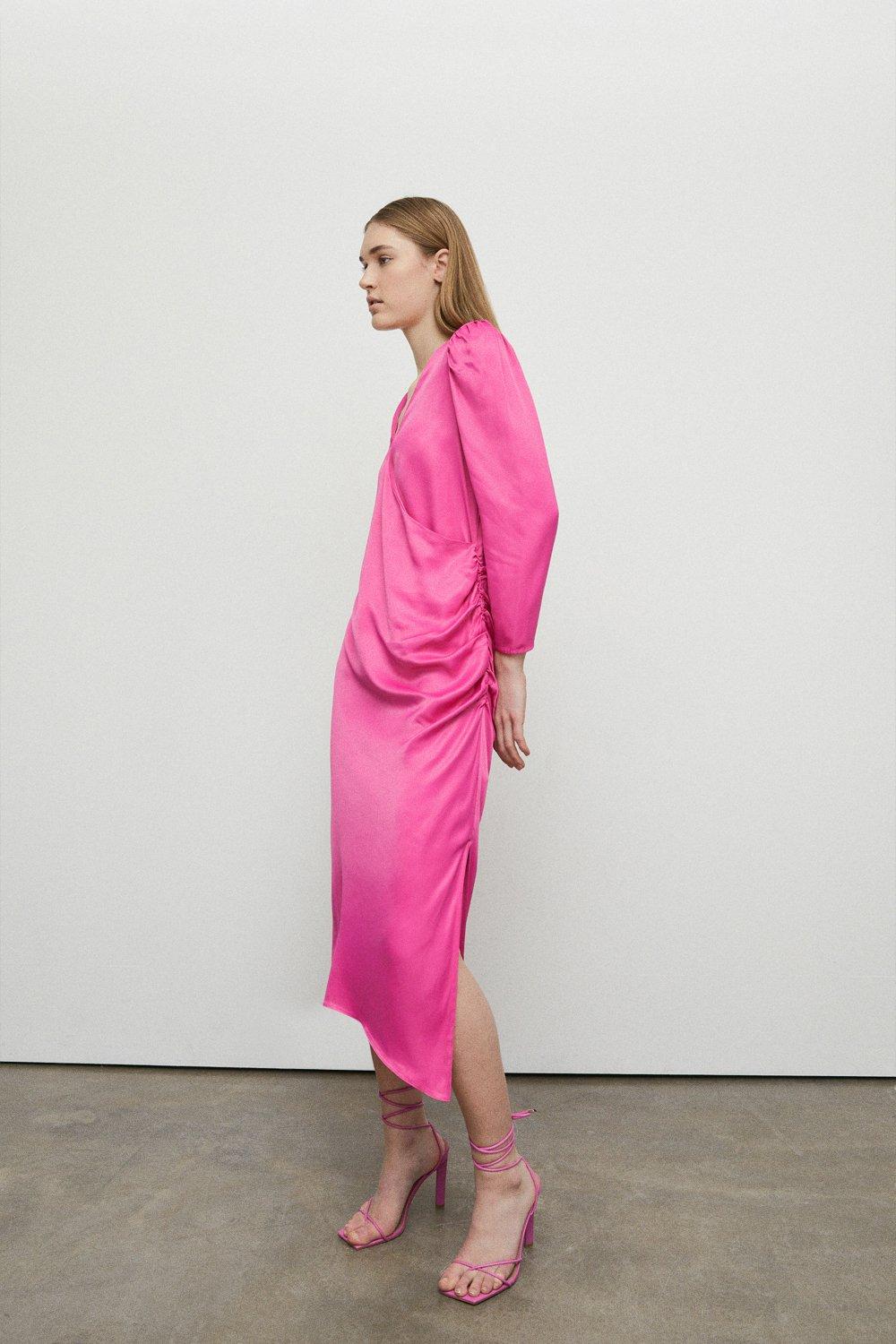 цена Миниатюрное атласное платье-комбинация миди с длинными рукавами и запахом Warehouse, розовый