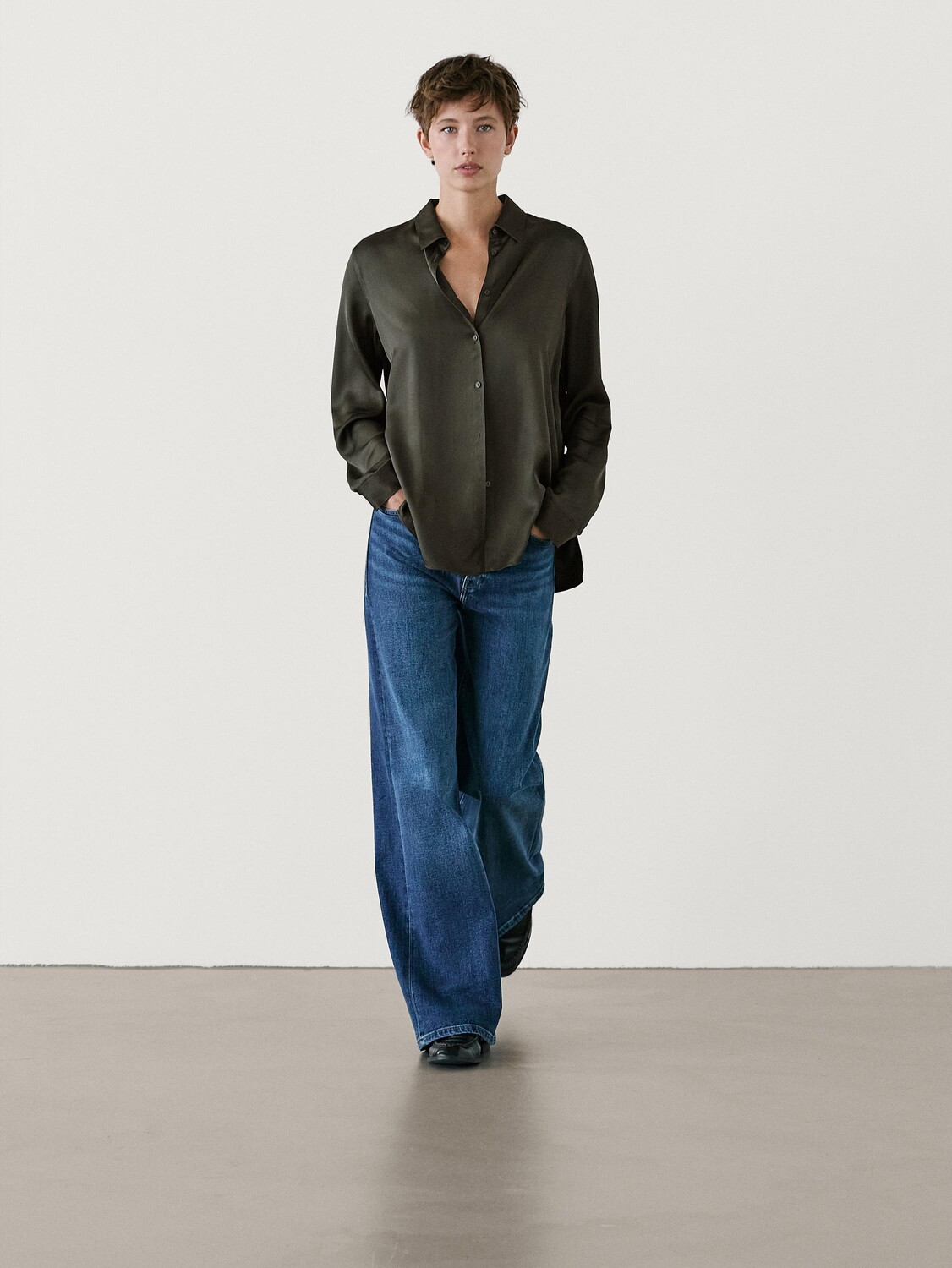 

Атласная рубашка с длинными рукавами и разрезами Massimo Dutti, черный