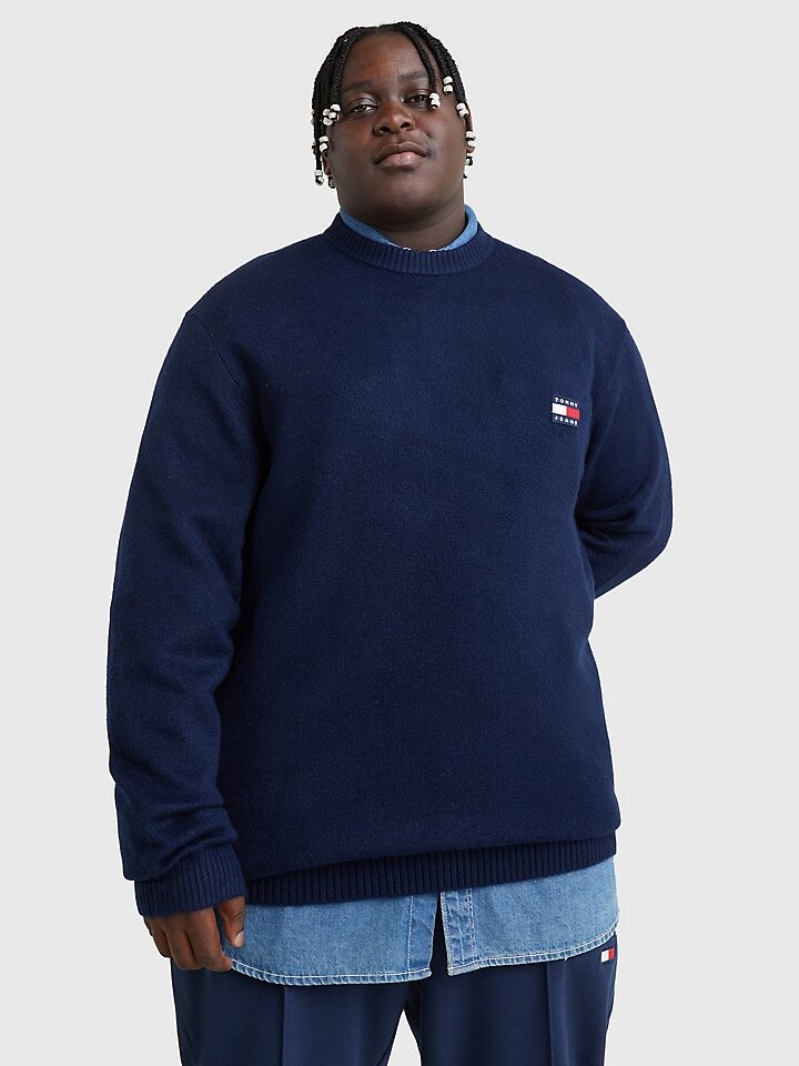 

Большой и высокий сплошной свитер со значком Tommy Jeans