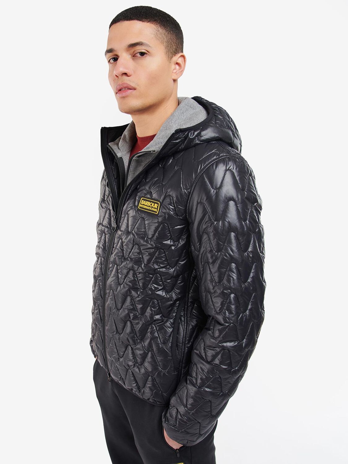

Стеганая куртка с капюшоном Barbour International Wave, черная