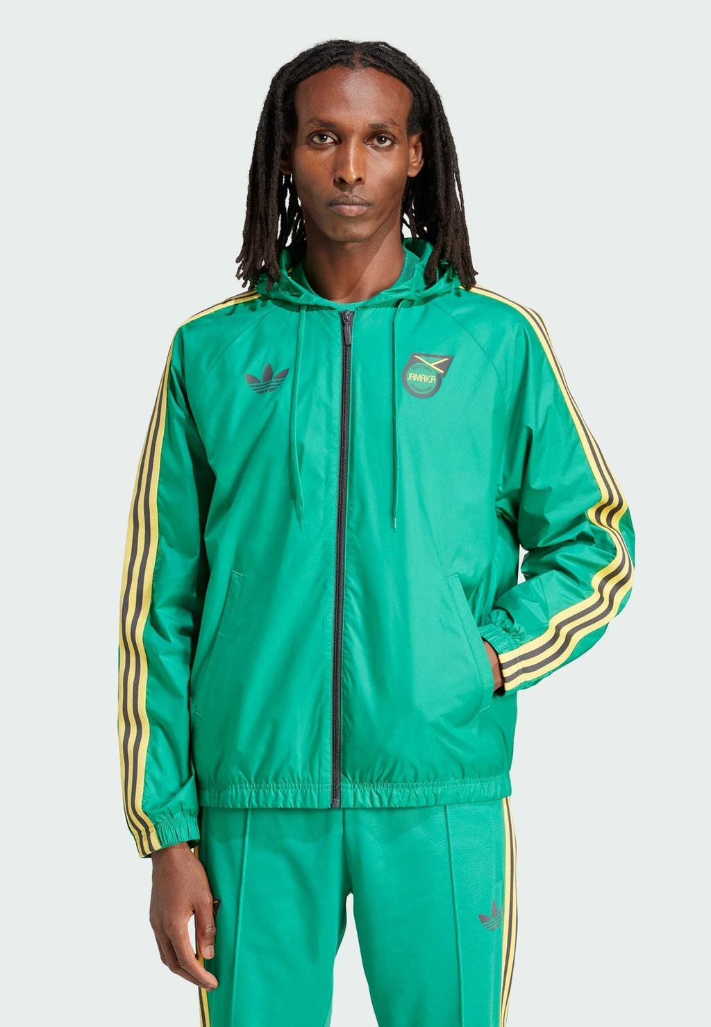 Куртка тренировочная JAMAICA JFF OG WINDBREAKER adidas Originals, цвет court green
