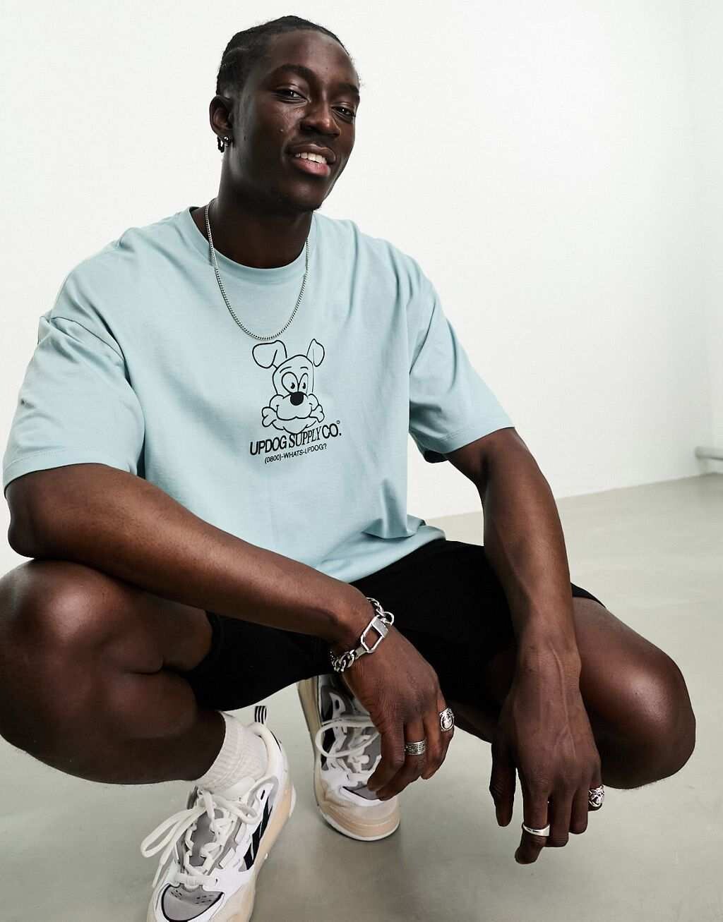 

Серая футболка оверсайз с принтом на груди ASOS DESIGN