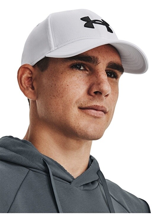 

Белая мужская шапка Under Armour