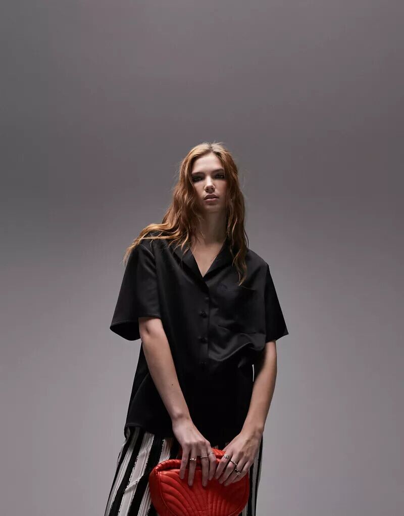 

Черная атласная рубашка с короткими рукавами Topshop