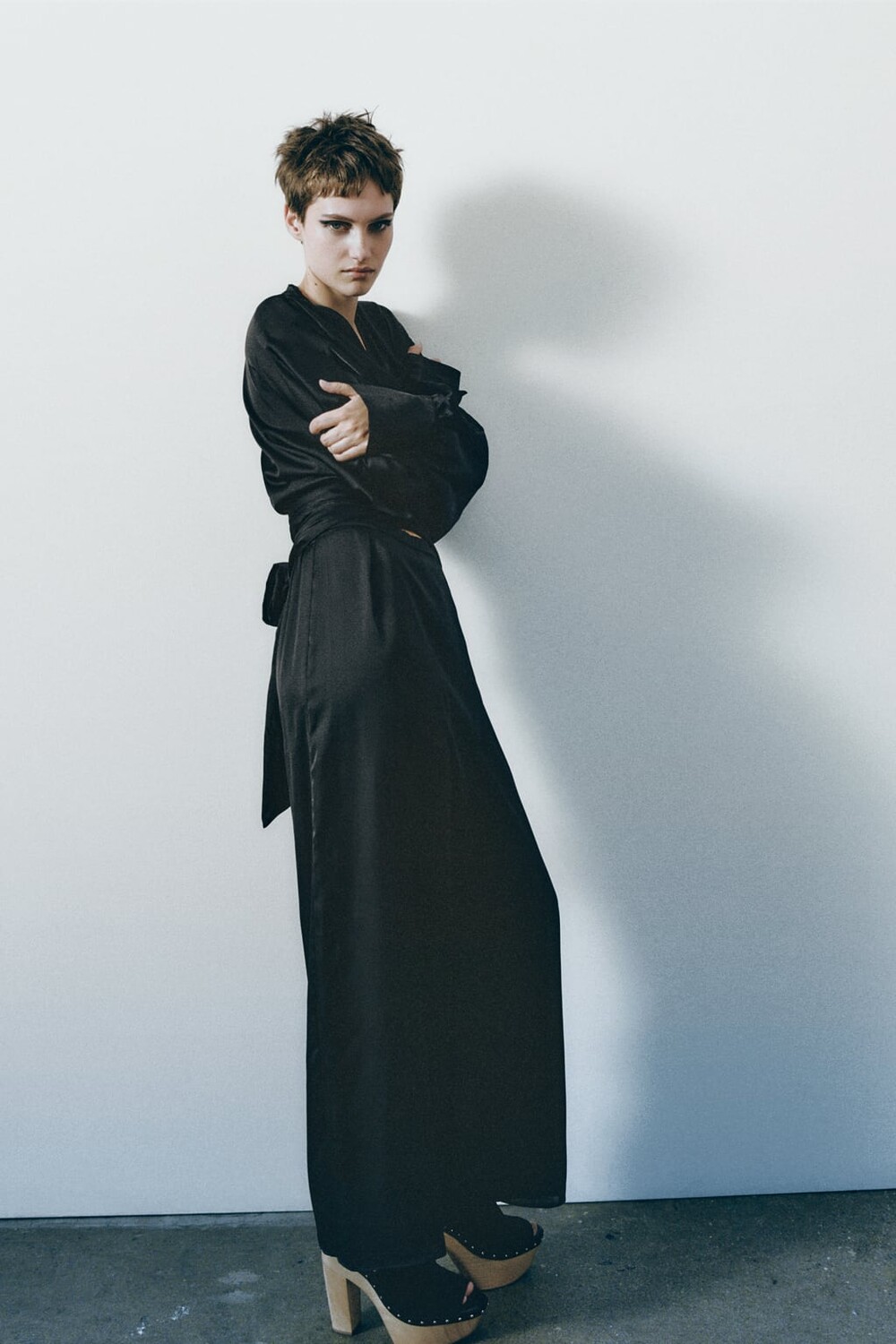 

Широкие атласные брюки ZARA, черный