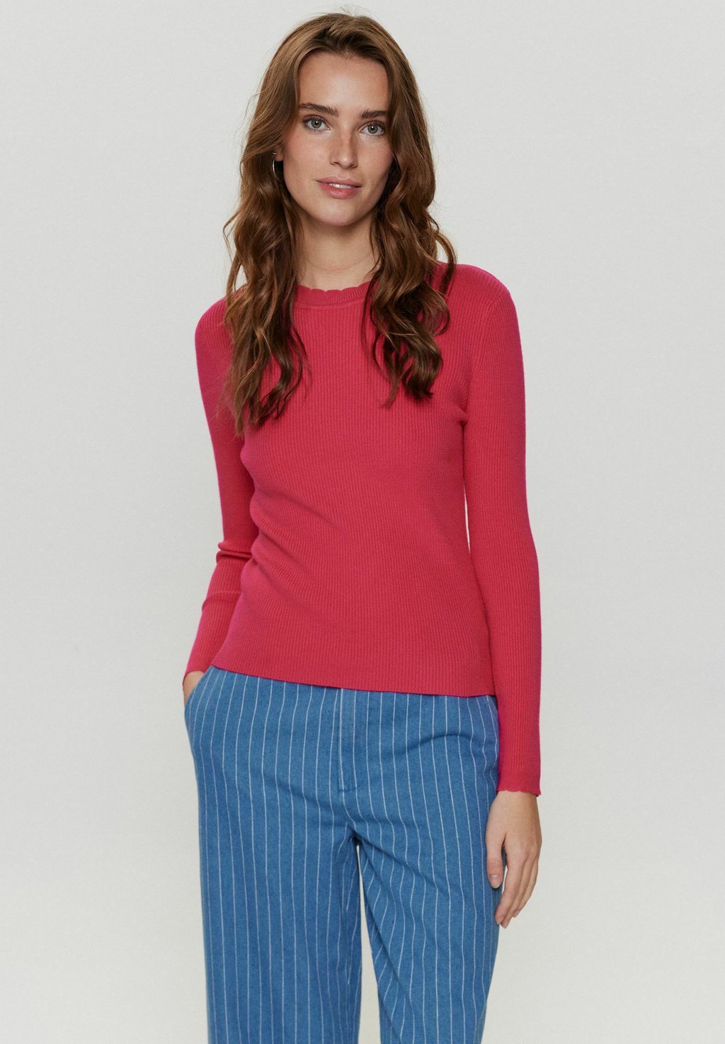 Вязаный свитер NUROA O-NECK Nümph, цвет raspberry sorbet