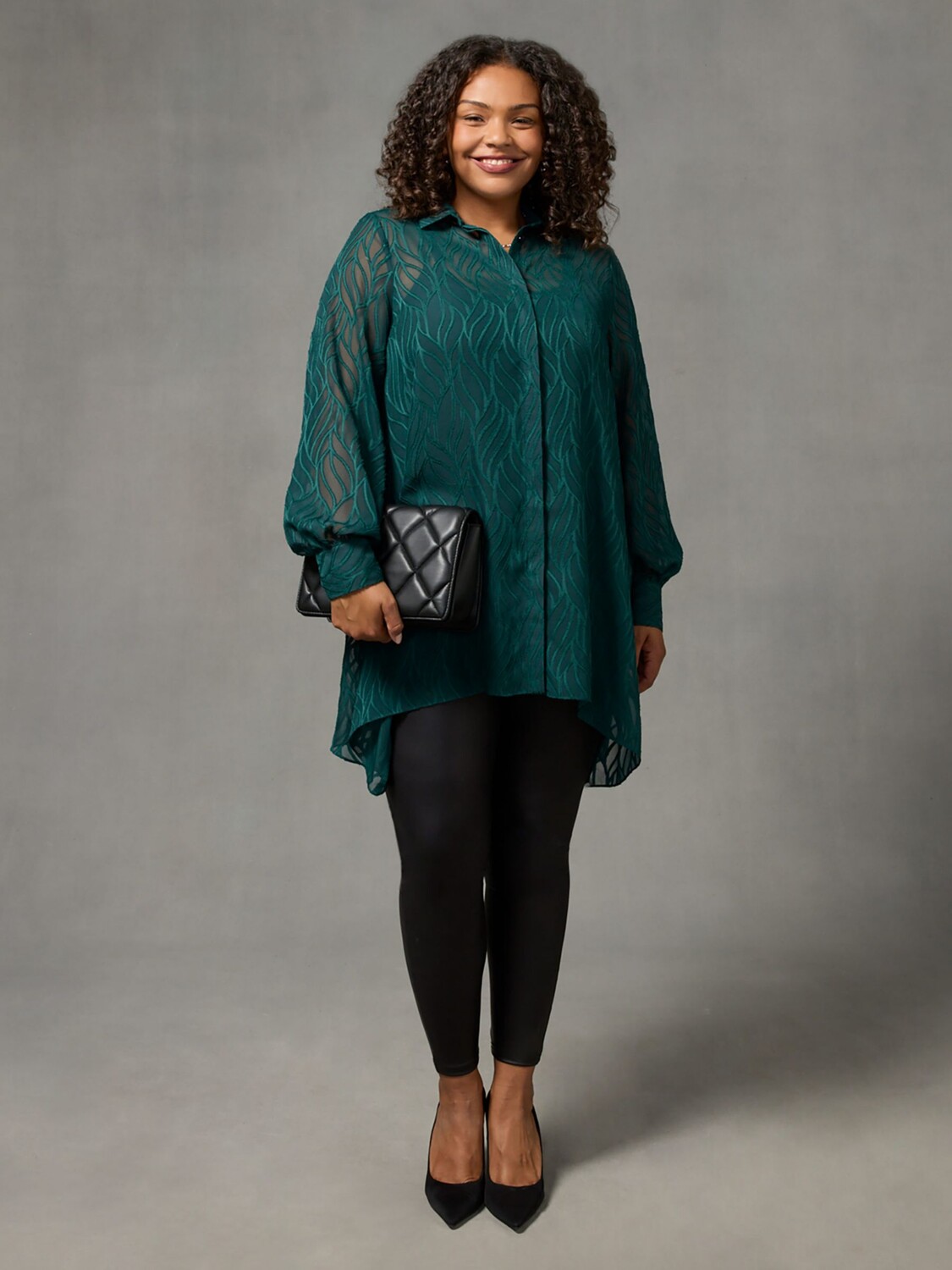 

Рубашка Live Unlimited Curve Linear Burnout Hanky Hem, серая