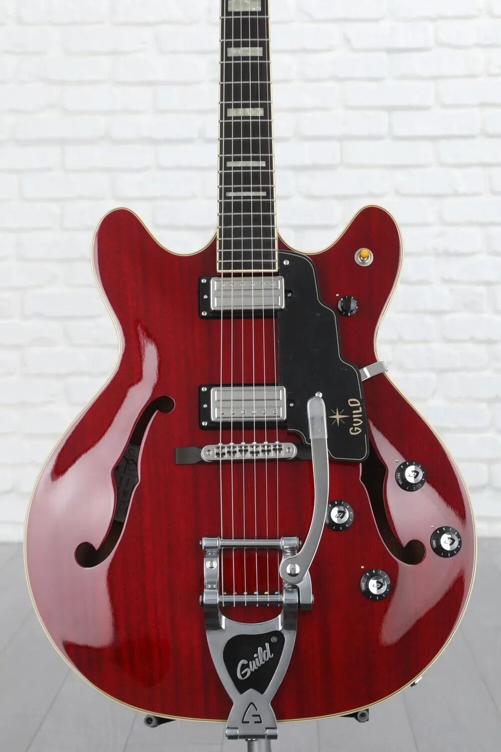 

Guild Starfire V с Guild Vibrato — прозрачная демо-версия Cherry Red
