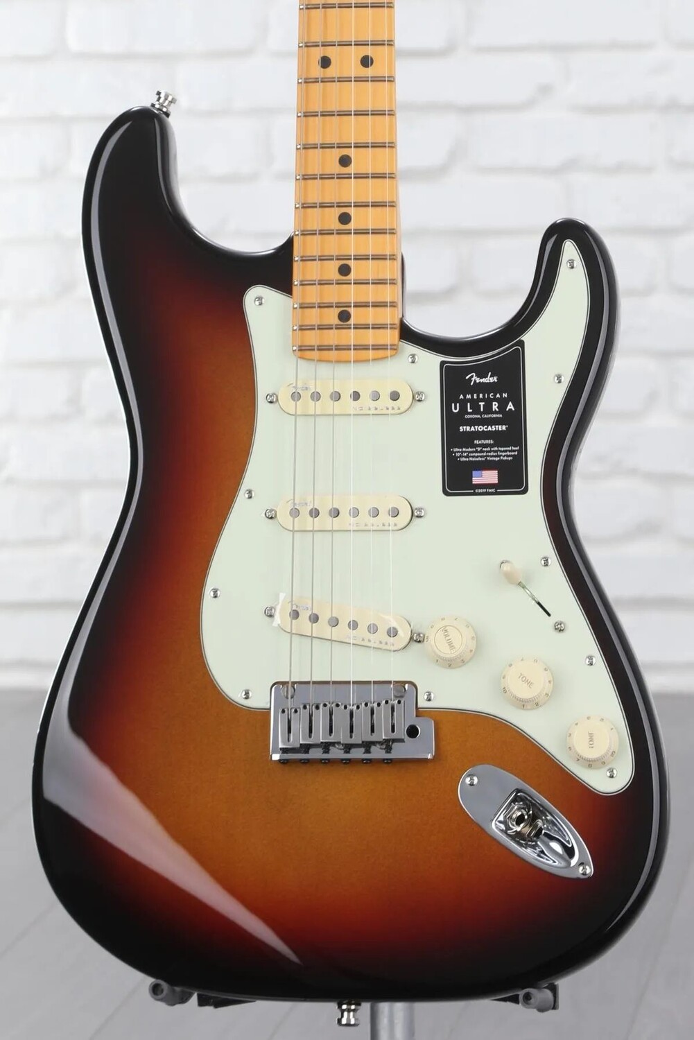 

Fender American Ultra Stratocaster — Ultraburst с кленовой накладкой грифа