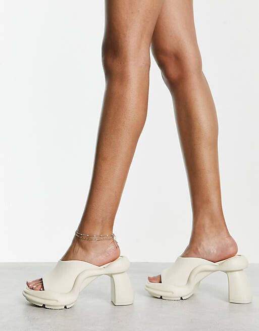 

Кремовые массивные сандалии-мюли Charles & Keith