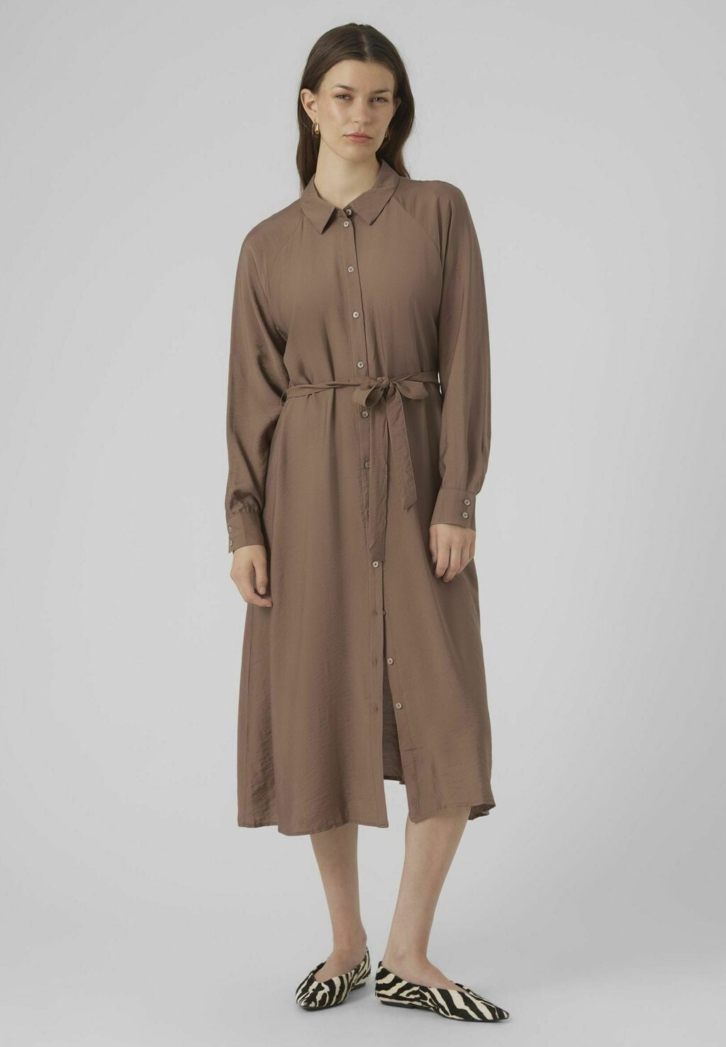 

Классическая рубашка Vero Moda DEBBY CALF, цвет brown lentil, Коричневый