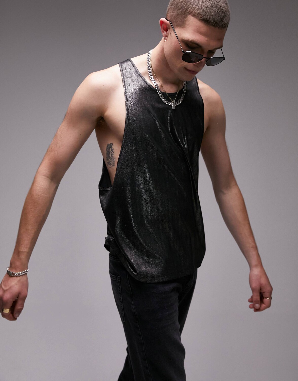 

Черный драпированный жилет с эффектом металлик Topman