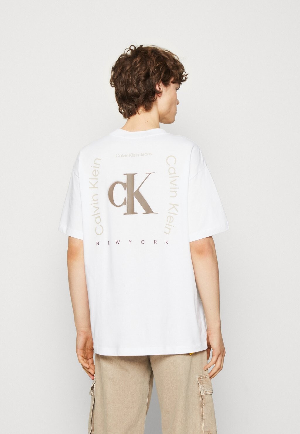

Футболка с принтом Calvin Klein Jeans, белый