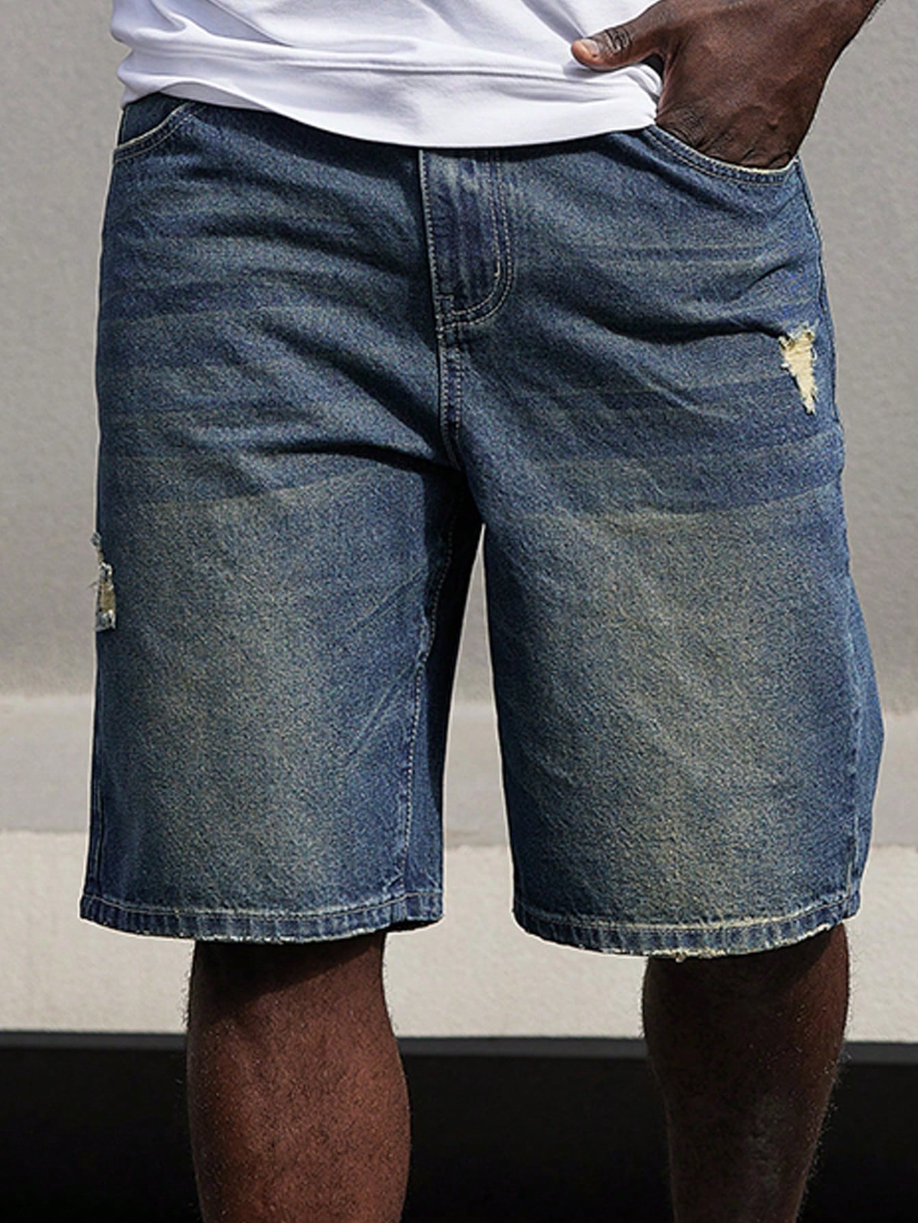 цена Мужские джинсовые шорты с рваными краями Manfinity EMRG больших размеров, синий