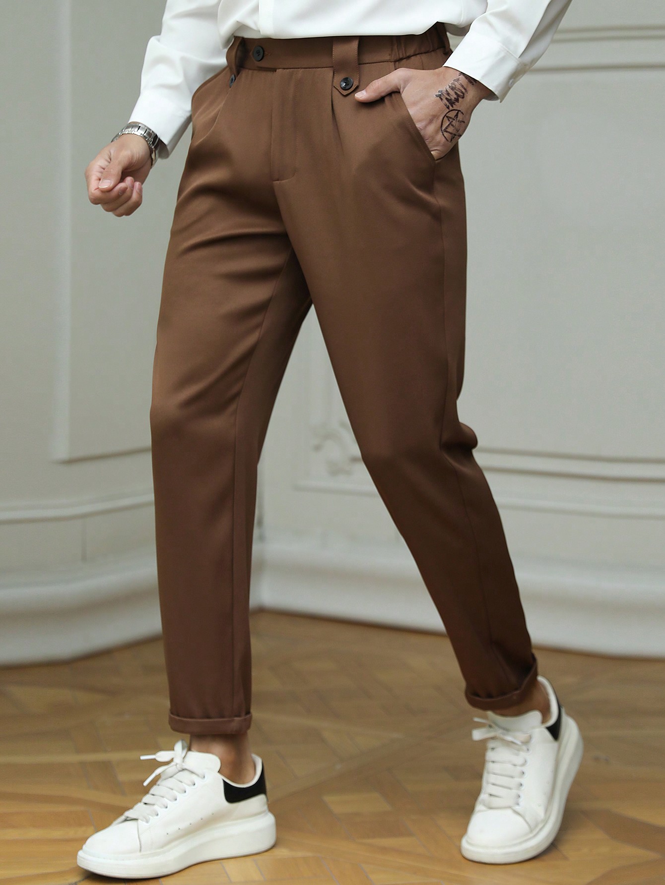 Мужские однотонные плиссированные костюмные брюки с косыми карманами Manfinity Mode, кофейный коричневый
