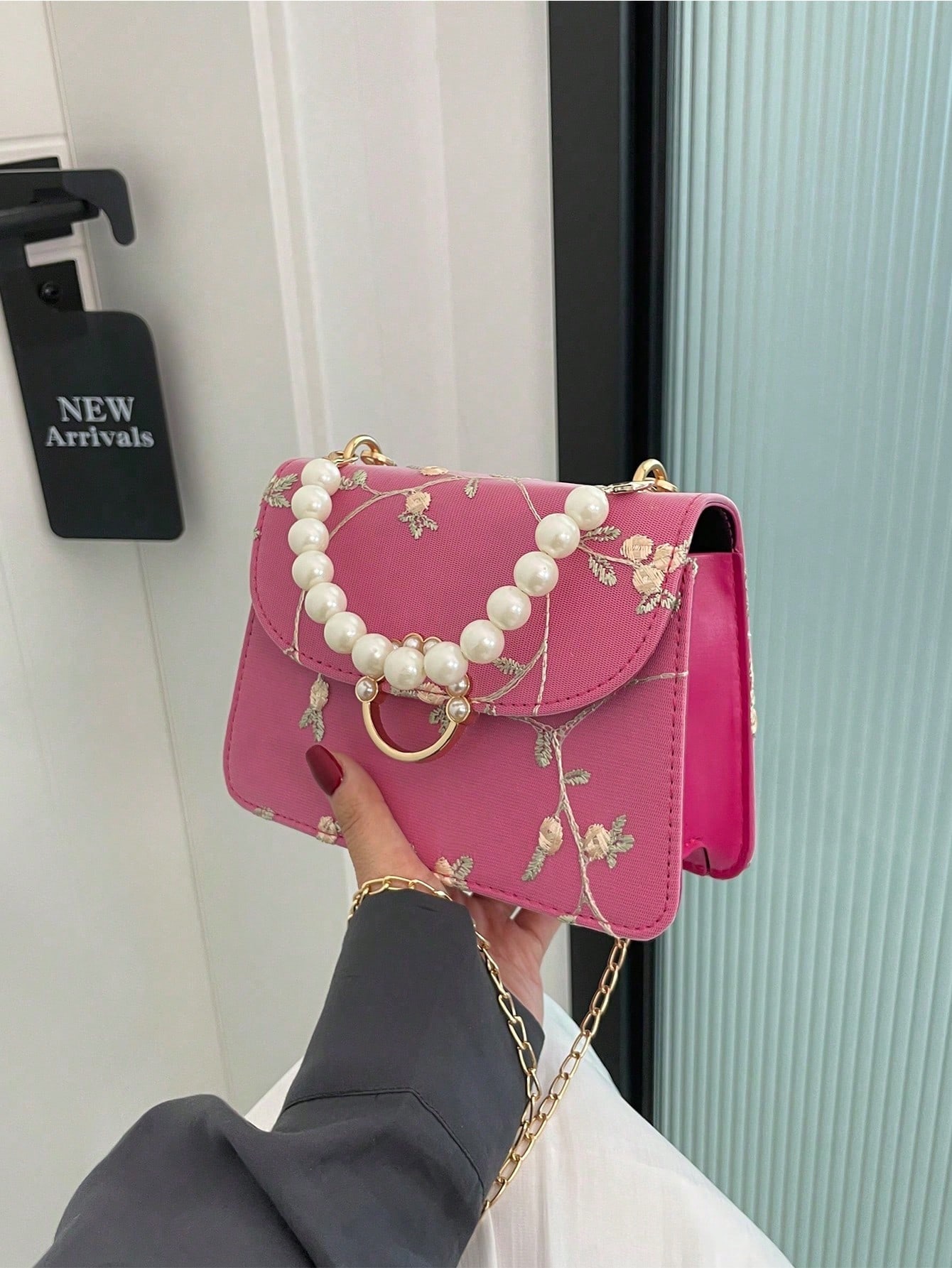 цена Мини-квадратная сумка с цветочной вышивкой, ярко-розовый