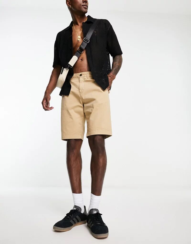 

Бежевые шорты чинос Superdry Studios Core