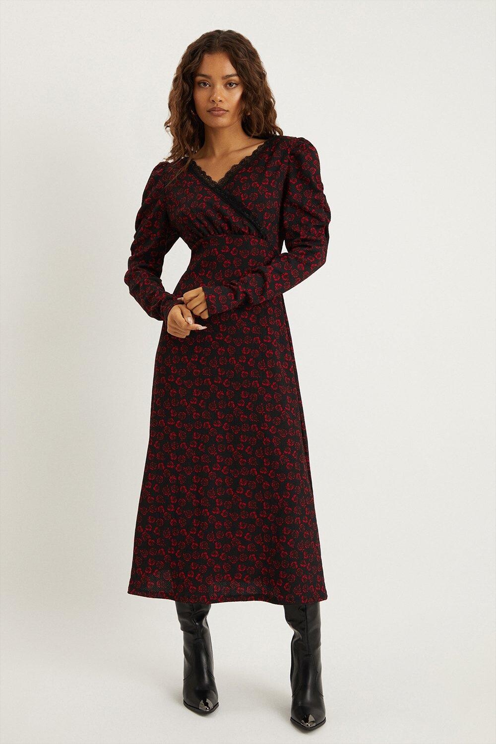 

Платье миди Petite Red Rose с кружевной отделкой и запахом Dorothy Perkins, розовый