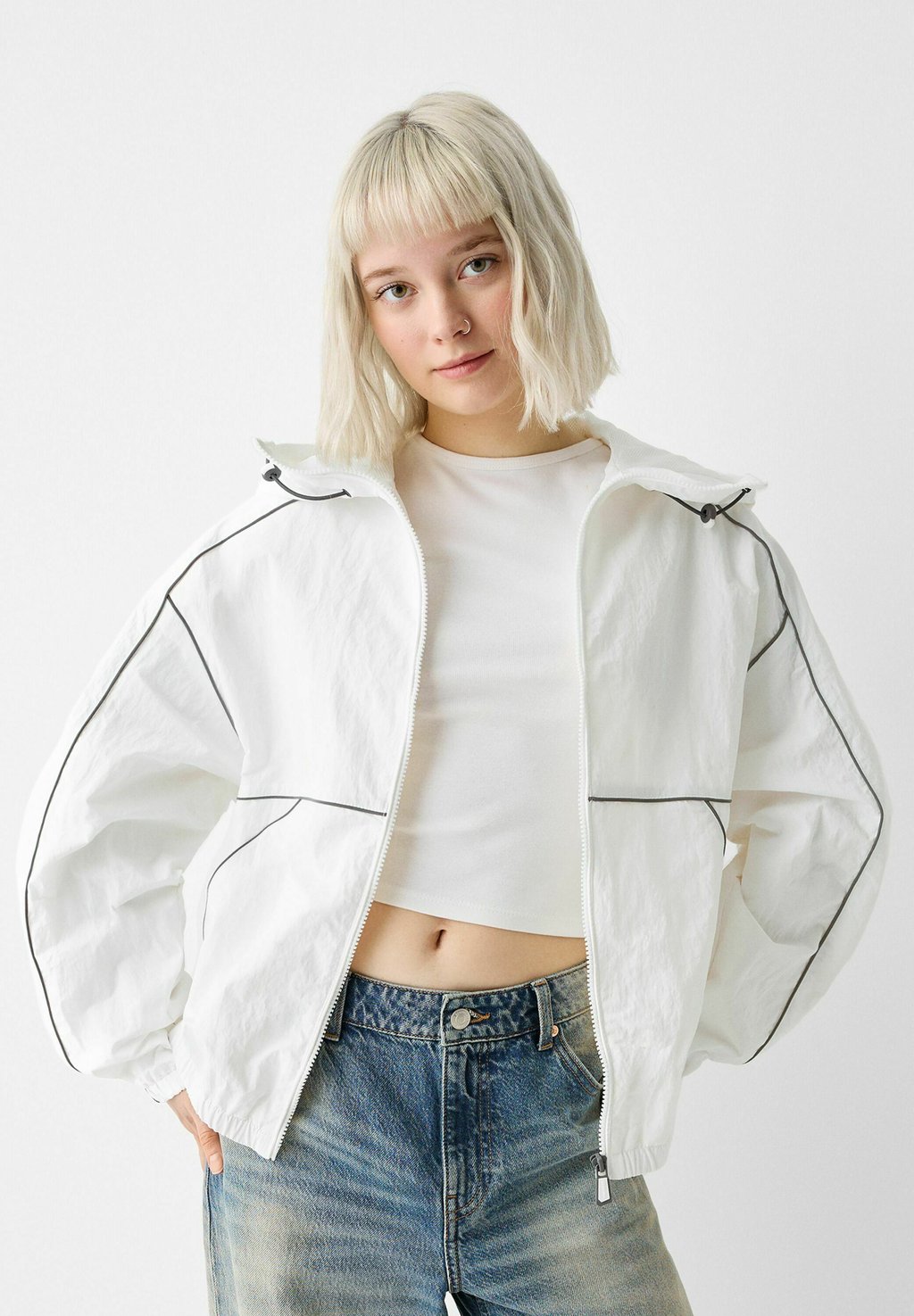 Легкая куртка WITH CONTRAST DETAIL Bershka, цвет white