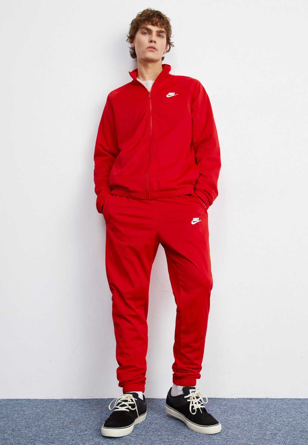 Спортивный костюм CLUB Nike, университетский красный/белый цена и фото