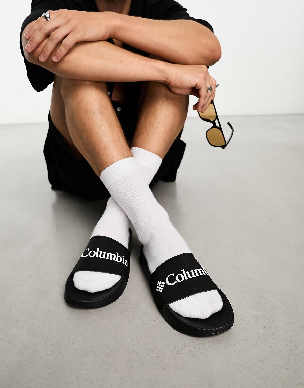 

Черные шлепанцы Columbia с капюшоном