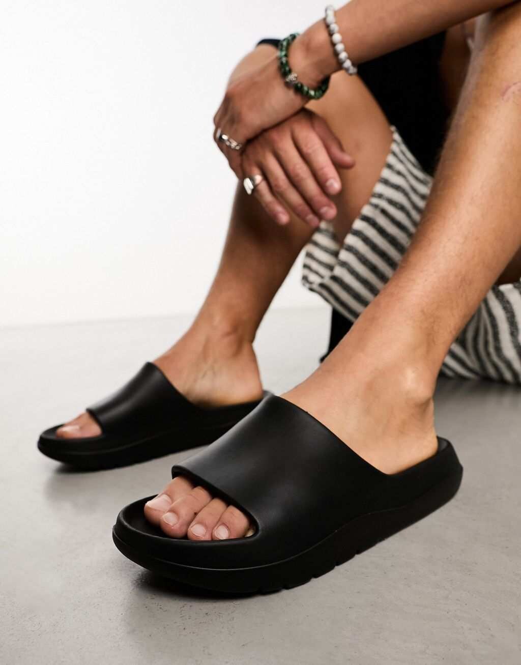 

Черные массивные шлепанцы ASOS DESIGN