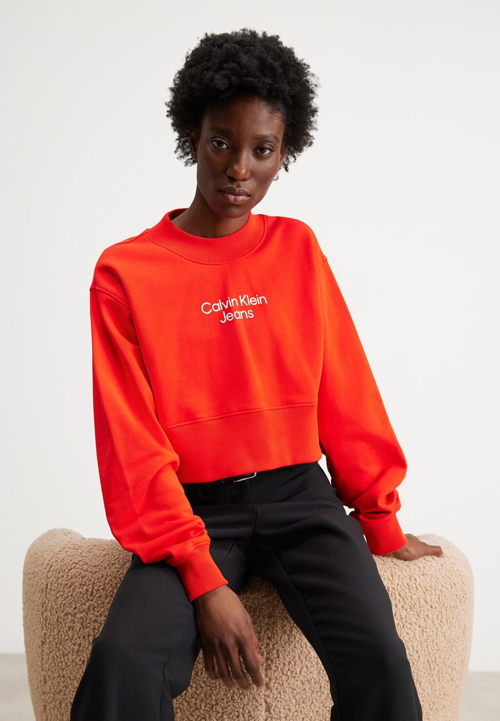 

Толстовка STACKED INSTITUTIONAL CREWNECK Calvin Klein Jeans, цвет fiery red