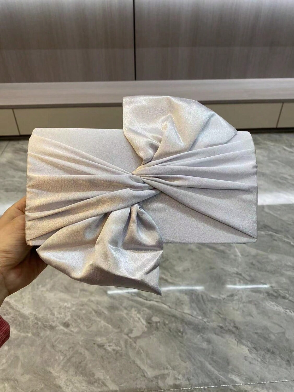 

Клатч атласный в форме бабочки, серебряный